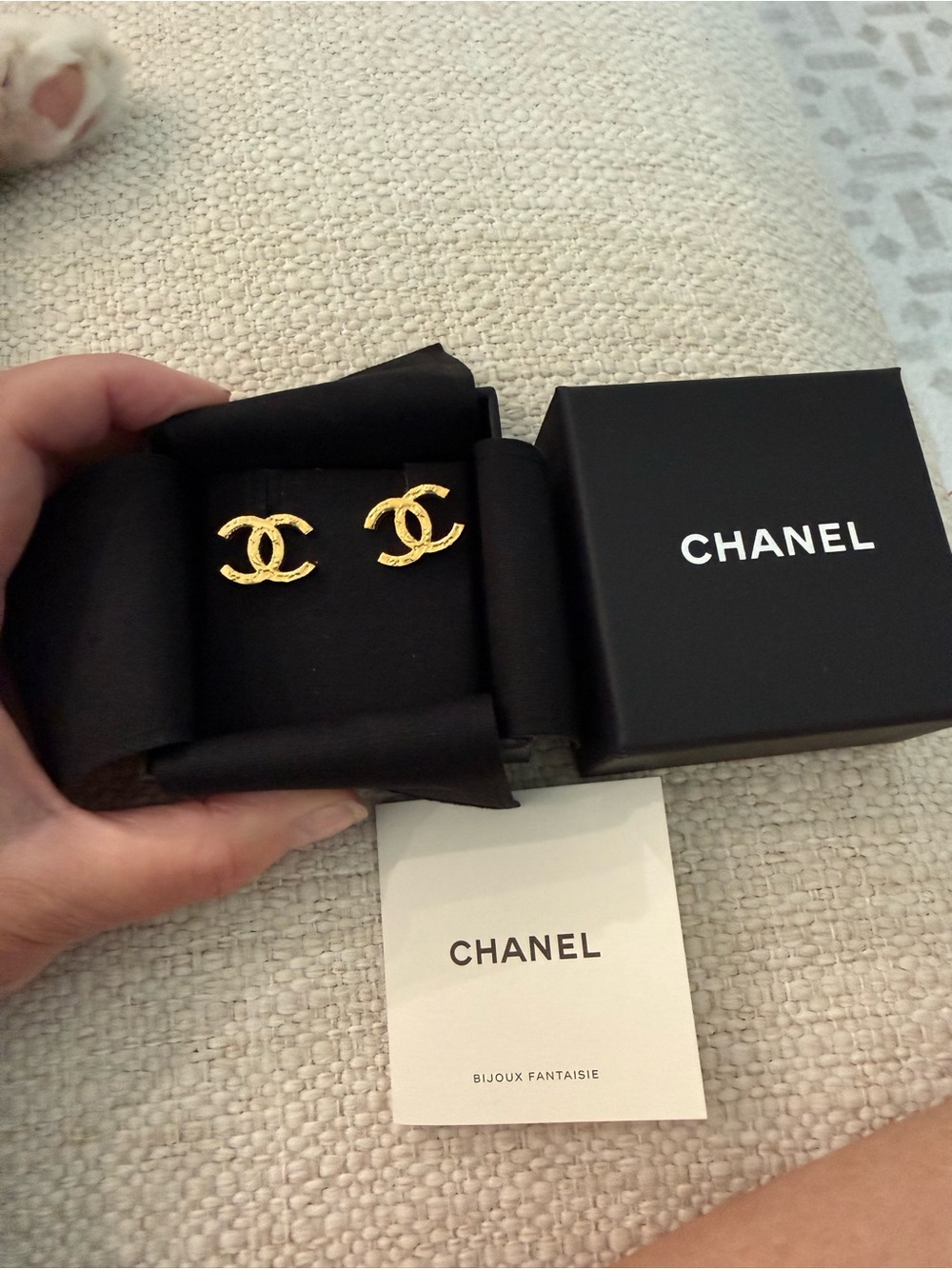 Chanel Gold Double-C Logo Stud Earrings - brand new - Picture 3 of 3